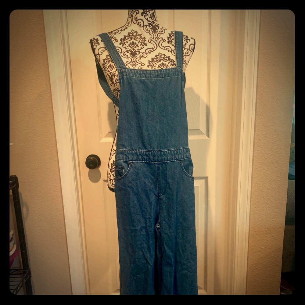 New Universal Threads Apron Back Cropped Overalls